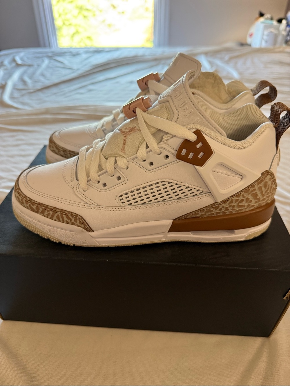 Jordan Spiizike Low in White/Pink Oxford